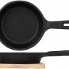 Gratinschotel gietijzer rond 12,5 cm op houten plank