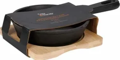 Gratinschotel gietijzer rond 12,5 cm op houten plank