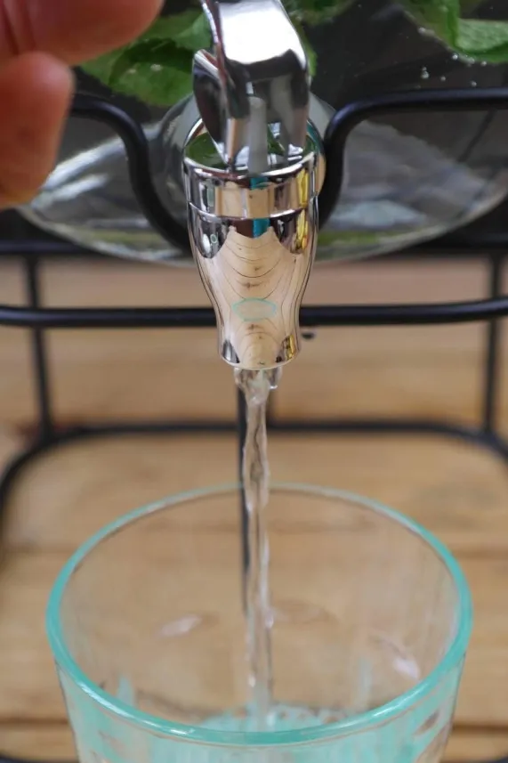 Sap dispenser op voet met kraantje 4,5 liter blauw