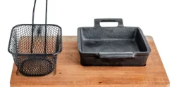 Snack set met frietmandje en gietijzer bakje op houten plank